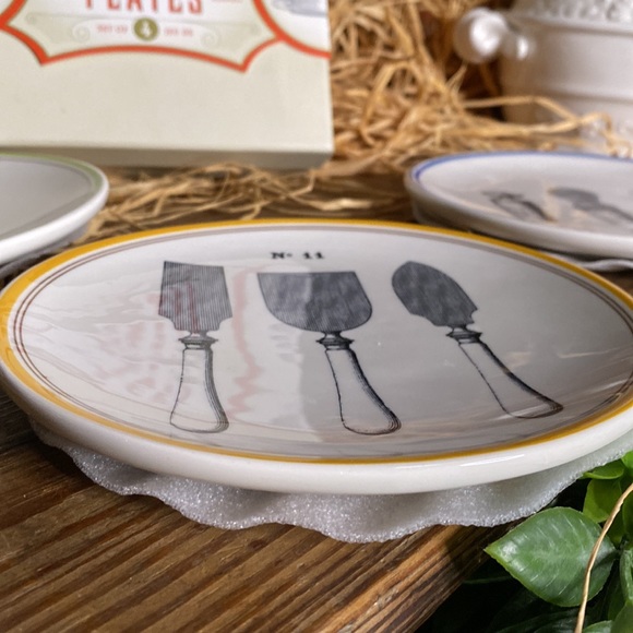 Williams Sonoma Adorable Antique Illustration Cocktail Plates - Set of Four - Picture 16 of 17